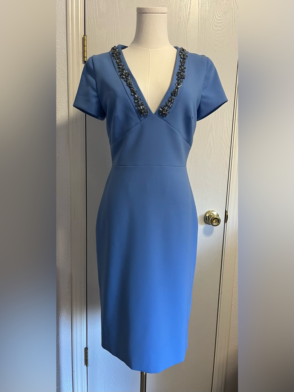 THEIA Mini Cocktail with Embellished V-Neck Sample Dress NWT Size 4 READ NOTES